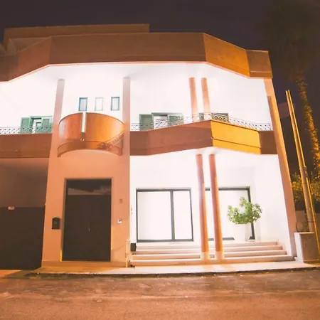 Luxury Coccolhouse לינה וארוחת בוקר סן צ'זריו די לצ'ה